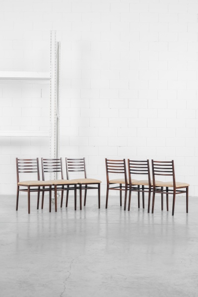 Geraldo de Barros - Unilabor - 1960 - Conjunto de 6 cadeiras em jacarandá maciço, com assentos revestidos em tecido e encostos em ripas. 42 x 45 x 85cm de altura.