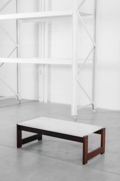 Autor desconhecido - Grande mesa de centro da década de 60 com estrutura em madeira nobre e tampo de mármore branco. Estilo Percival Lafer. 120 x 60 x 40cm de altura.