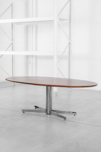 Jorge Zalszupin - Latelier - 1960 - Grande mesa de jantar ou reuniões em metal e freijó. Base toda em metal cromado encimada por tampo oval, inteiramente em compensado folhado. 220 x 110 x 76cm de alt