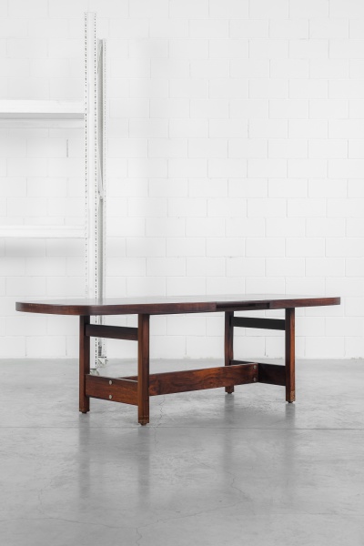 Sergio Rodrigues - 1965 - Mesa de jantar Ilidio em jacarandá. Base toda em lindo jacarandá maciço com detalhes em metal cromado, tampo com encabeçado de jacarandá maciço e parte superior em laminas de