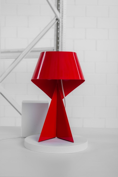 Claire Norcross - 2005 - Luminária de mesa Ribbon. Feita em metal esmaltado na cor vermelho cereja. Fabricada na França. Funcionando. 37cm de altura.