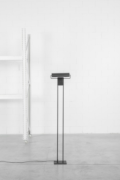 Autor desconhecido - Luminária de piso em metal preto com cúpula flexível. Fabricada na Alemanha. Em perfeito estado. 39 x 179cm de altura.