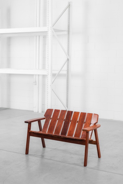 Sergio Rodrigues - 1978 - Raro banco Tajá. Estrutura toda em madeira nobre envernizada. Excelente para área externa. Já restaurada. 116 x 50 x 70cm de altura.