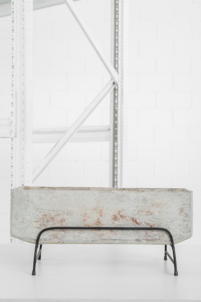 Willy Guhl - Eternit - 1950 - Vaso jardineira em fibrocimento. Marcado e datado no fundo. Com base de ferro. Já restaurado. 60 x 20 x 28cm de altura.