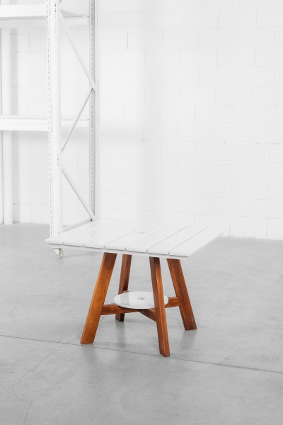 Sergio Rodrigues - 1978 - Mesa quadrada da linha Tajá. Estrutura em madeira de lei maciça envernizada e pintada. Própria para ambiente exterior. Já restaurada. 90 x 90 x 68cm de altura.