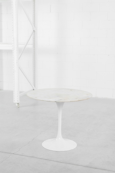 Eero Saarinen - Forma SA sob licença da Knoll International - 1950 - Mesa de jantar com tampo em mármore antigo. Já restaurada com pintura automotiva na base. 90 x 71cm de altura.