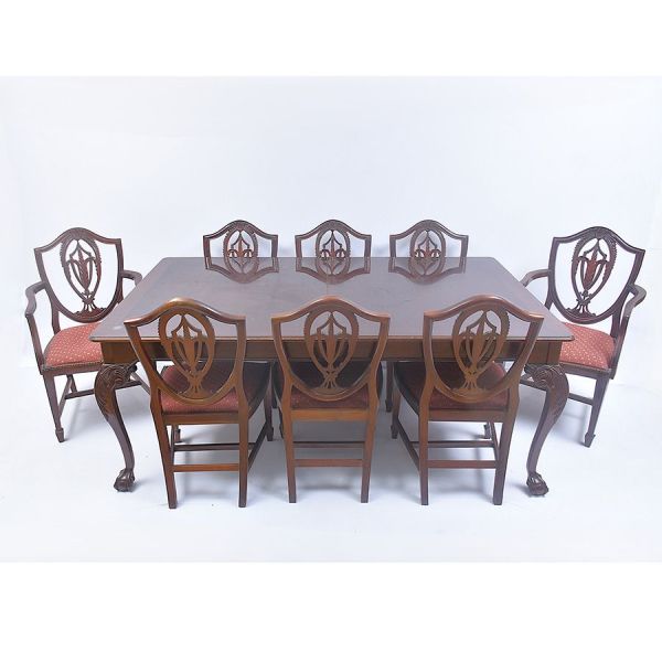 Conjunto de sala de jantar em mogno, composto por mesa retangular com duas tábuas de aumento de cantos levemente arredondados e oito cadeiras (seis sem braço e duas com braço) em estilo Hepplewhite. M