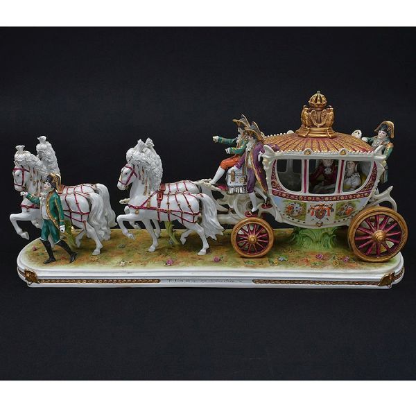 Grupo escultórico em porcelana alemã com marca no fundo `Germany` em policromada, representando a célebre `Voiture de mariage de Napoléon Ier` (Carruagem de Casamento de Napoleão I). A carruagem apres