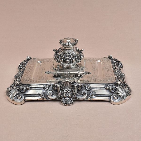 Tinteiro de mesa em prata portuguesa, contraste águia com punção de garantia de teor 833 milésimos e marca do prateiro `Reis` — Porto. Grande tinteiro de mesa em prata lavrada, executado em profusa de
