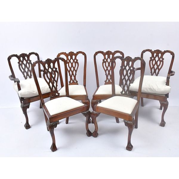 Conjunto de oito cadeiras em estilo Chippendale, sendo duas de braço e seis sem braço, em madeira nobre entalhada. Espaldar em forma de leque, com travessa superior recortada e encimada por acantos en
