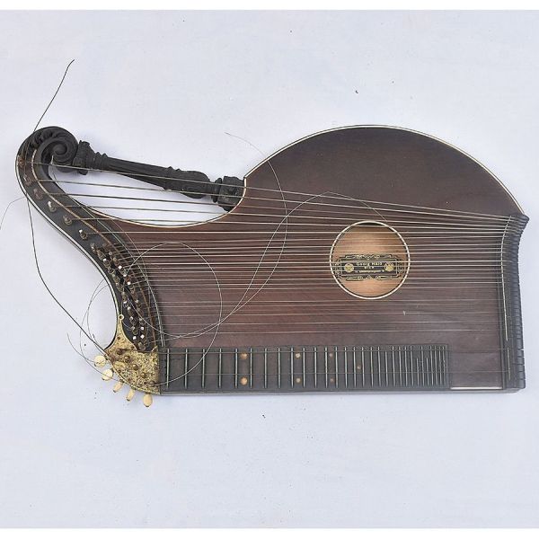 Cítara (zither) de concerto austríaca, em madeira de tom acastanhado escuro com partes em preto laqueado (braço e tarraxeira), provavelmente do final do séc. XIX/início do XX, com etiqueta interna `Ge