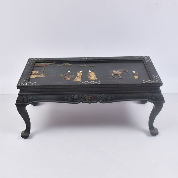 Mesa de centro chinesa madeira de formato retangular, pernas curvas no estilo cabriolé em ponta encurvada (característico do mobiliário chinês de inspiração Ming/Qing), com friso decorativo na travess