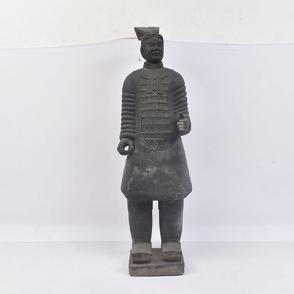 Escultura em estilo dos Guerreiros de Terracota de Xi’an — general/oficial do exército de Qin Shi Huang . Escultura de grande porte (aproximadamente em tamanho natural), representando soldado/oficial 