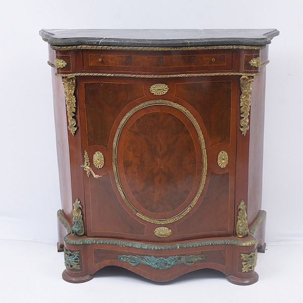 Dunquerque francês no estilo Louis XV de linha sinuosa (bombé) em madeira nobre marchetada, com painéis em raiz emoldurados por filetes de embutido em madeira clara, formando reserva oval na porta fro