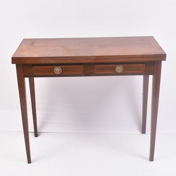 Mesa de jogo francesa transformável em console, confeccionada em madeira nobre com elegante trabalho de marchetaria geométrica no tampo. Apresenta linhas sóbrias de inspiração neoclássica, com pernas 