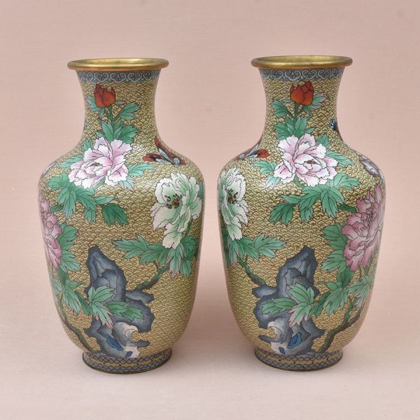 Par de vasos chineses em bronze com esmalte cloisonné do sec. XIX, corpo balaustre com ombro arredondado e gargalo afunilado. Decoração em fios de bronze delimitando campos de esmalte vitrificado em p