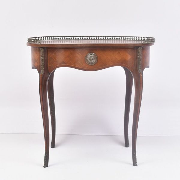 Mesa lateral francesa de estilo Louis XV, confeccionada em madeira nobre com refinado trabalho, apresentando tampo e saia decorados por desenhos geométricos em diferentes tonalidades de madeira em mar