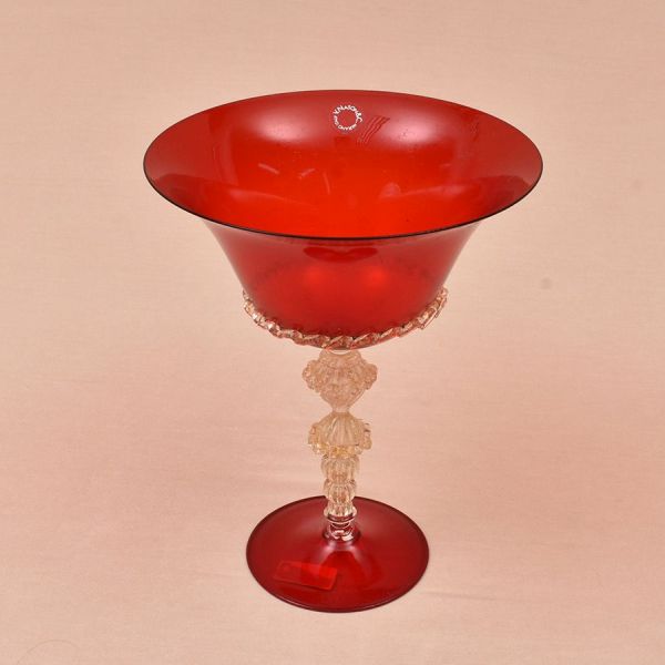 V. Nason & C - Vincenzo Nason. Taça decorativa em cristal artístico de Murano, apresentando elegante corpo em tom rubi translúcido, de formato amplamente aberto e borda ligeiramente evertida. O bojo é