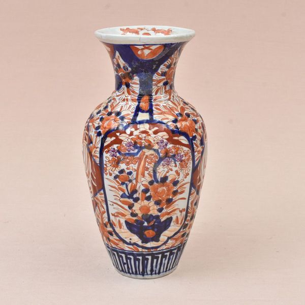 Vaso em porcelana Imari japonesa, de corpo bojudo e pescoço estreito com borda ligeiramente evertida, ricamente decorado em policromia nas tradicionais tonalidades azul-cobalto sob o esmalte e vermelh