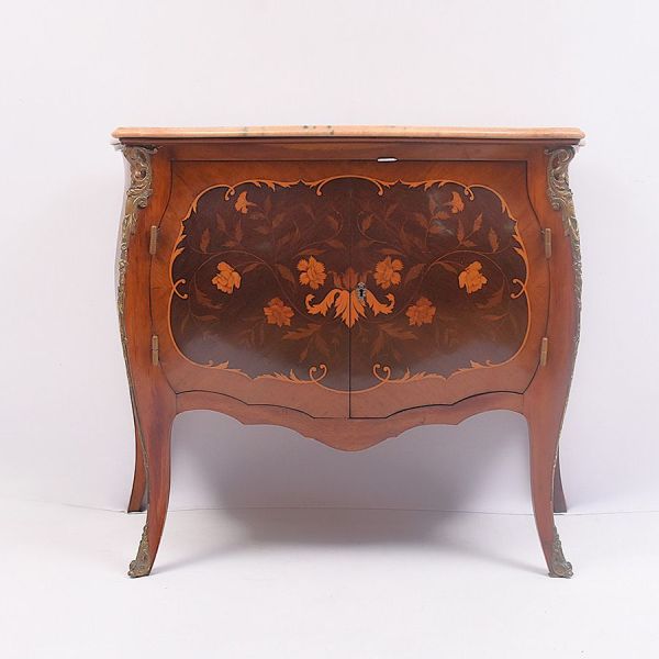 Cômoda de estilo Louis XV, em madeira nobre com marchetaria (marqueterie) floral em tons contrastantes representando ramos de flores e folhagens sobre fundo mais escuro, emoldurada por friso de filete