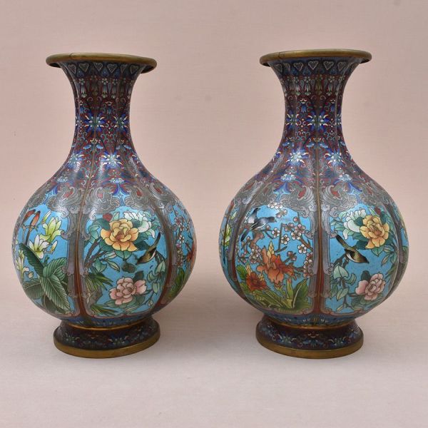Par de vasos chineses em bronze com decoração em esmalte cloisonné, corpo bulboso segmentado em gomos, gargalo afunilado com boca evasê e base circular, todos guarnecidos por friso de metal dourado na