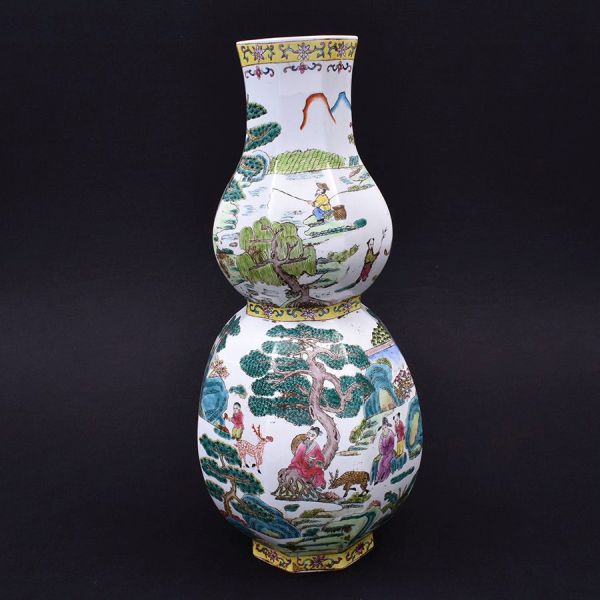 Vaso chinês em porcelana policromada, de forma dupla-cabaça (hulu), corpo facetado octogonalmente, com dois bojos sobrepostos separados por colo estreito faixado em amarelo. Decoração representando ce