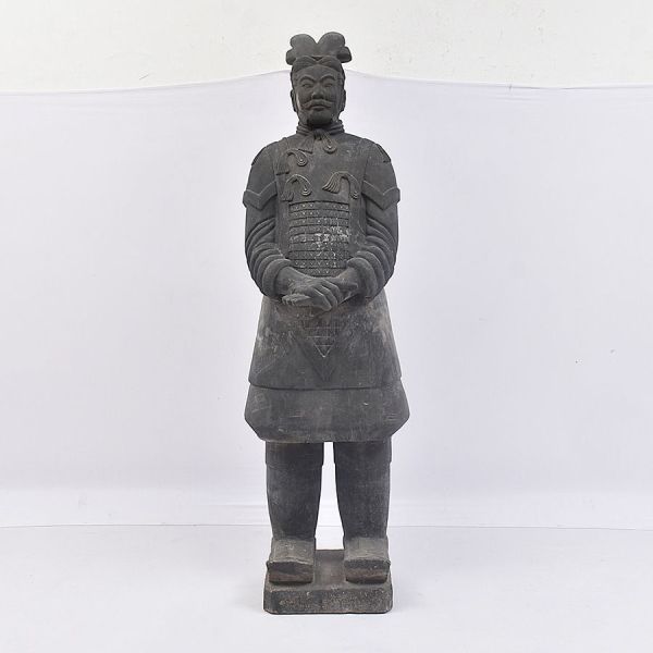 Escultura em estilo dos Guerreiros de Terracota de Xi’an — general/oficial do exército de Qin Shi Huang. Escultura de grande porte, representando soldado/oficial do exército de terracota do primeiro i