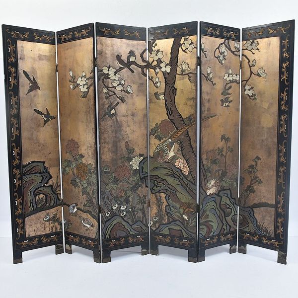 Biombo chinês de seis folhas, entalhado em relevo, decoração dupla-face em seis painéis dobráveis, executado em técnica de laca entalhada em relevo baixo decorado nas duas faces com composições . Na f