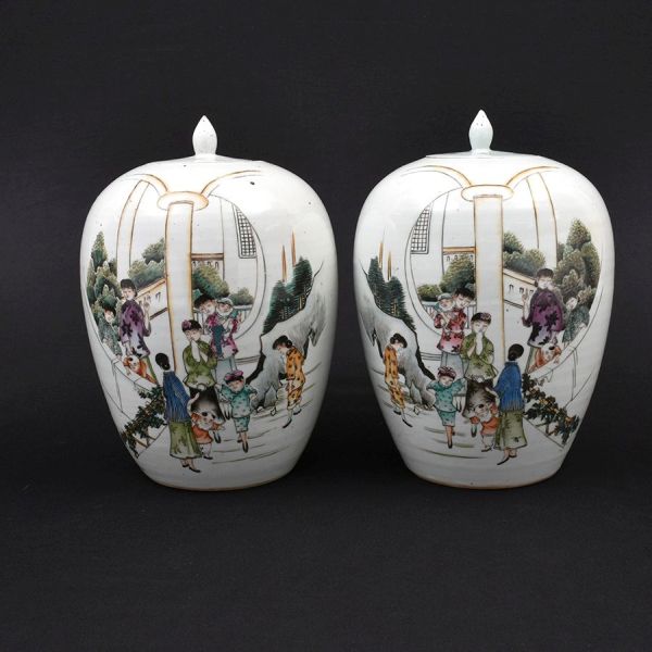 Par de potiches em porcelana chinesa policromada do sec. XIX, corpo ovoide de ombro largo com tampa abaulada e remate em botão pontudo. A decoração, executada em esmaltes sobre fundo branco-acinzentad