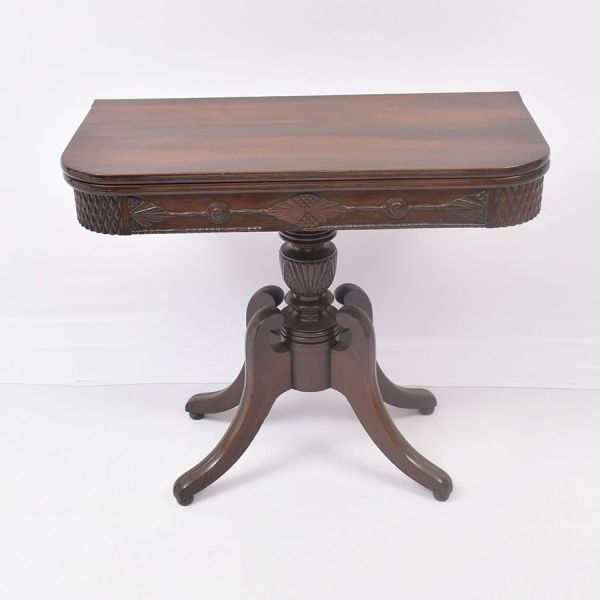 Console - mesa de jogo em madeira nobre estilo inglês com tampo retangular de cantos arredondados e sistema dobrável (fold-over top), que se abre revelando superfície interna para jogos de cartas. Cin