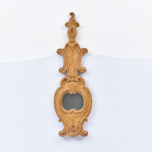 Arandela (aplique de parede) para duas luzes, em formato de espelheira/moldura de metal com acabamento dourado envelhecido (patina dourada). A peça apresenta desenho rocaille assimétrico, com remate s