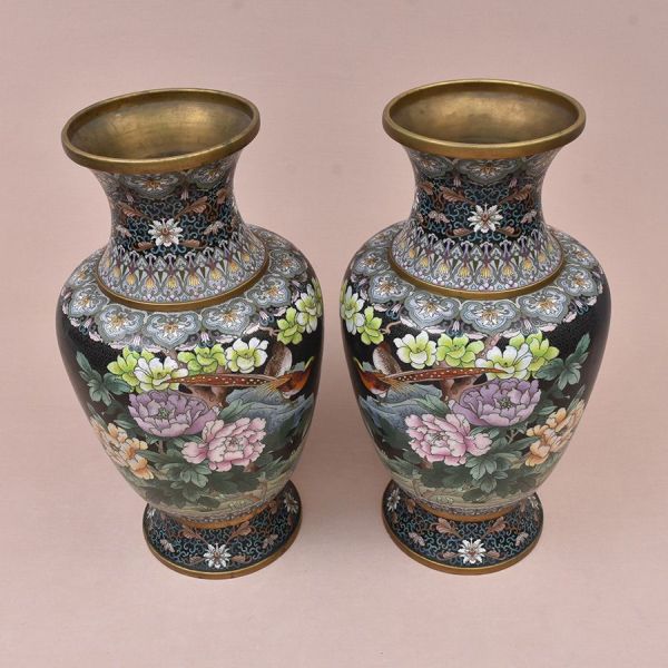 Par de vasos chineses em bronze cloisonné, corpo balaustre com gargalo trombeta. Decoração em fios de bronze delimitando esmaltes vitrificados sobre fundo azul-petróleo escuro, representando faisão do