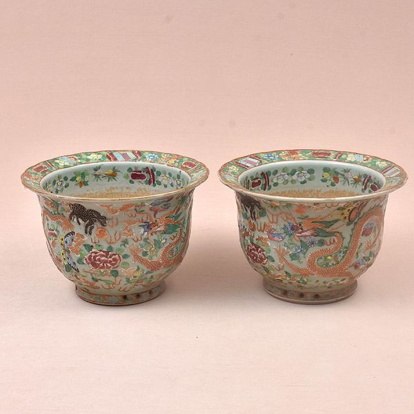 Par de potiches em porcelana chinesa XIX, de forma tronco-cônica com boca alargada e borda recurvado, decorados em esmaltes policromados sobre fundo celadon/verde-claro,. Corpo ricamente ornamentado c