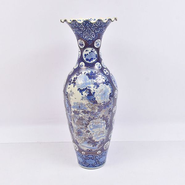 Vaso japonês de grandes dimensões, em porcelana de estilo Imari/Arita, decorado em azul-cobalto sob esmalte (e leves toques dourados) sobre fundo branco. Possui bojo alongado e bulboso, gargalo estrei