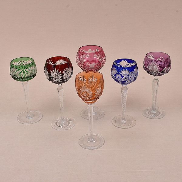 Conjunto de seis taças diferentes de cristal no alemão Römer (taça de vinho do Reno), com hastes facetadas em cristal incolor e cálices em coloração contrastante — verde, rosa/magenta, rubi, púrpura,