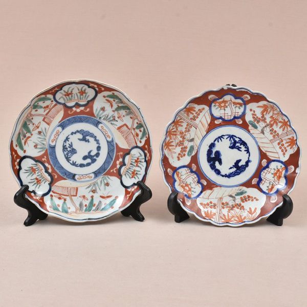Par de pratos em porcelana Imari japonesa, de formato lobado, decorados em policromia sob e sobre o esmalte, nas tradicionais tonalidades azul-cobalto e vermelho-ferroso, com delicados detalhes em ver