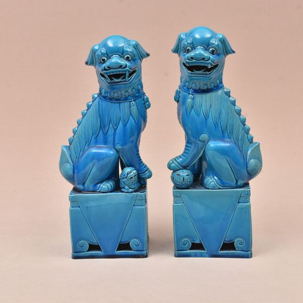 Par de esculturas de porcelana chinesa na cor azul representando Cães de Fó, também conhecidos como "cães da felicidade" ou "cães celestiais", porque só permitem a entrada da energia positiva. Apresen