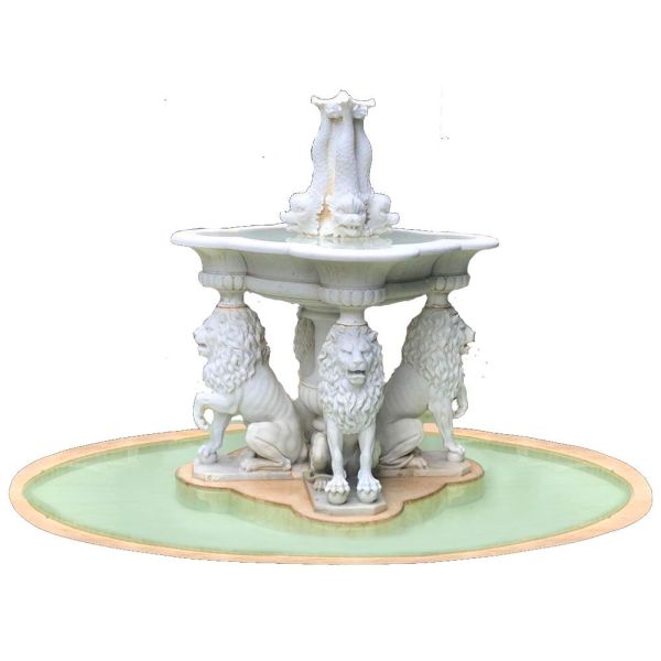 Fantástico chafariz italiano de mármore de Carrara do final do séc. XIX. Quatro leões em elegante postura sobre os quais ergue-se uma grande bacia tendo ao centro três golfinhos pelos quais jorra-se a