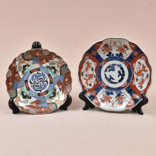 Conjunto de dois pratos em porcelana Imari japonesa, de formato lobado, decorados em policromia sob e sobre o esmalte, nas tradicionais tonalidades azul-cobalto e vermelho-ferroso, com delicados detal