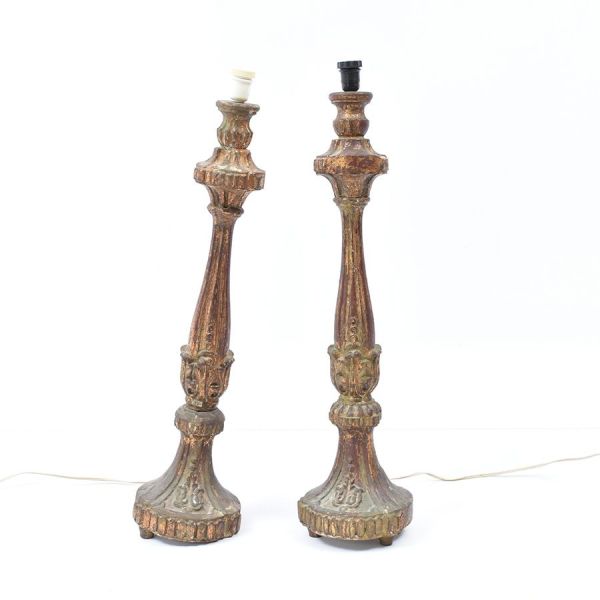 Par de tocheiros barroco/colonial luso-brasileiro em madeira entalhada e dourada adaptados posteriormente para luz elétrica. A estrutura é composta por base circular alargada com sanefa estriada e bai