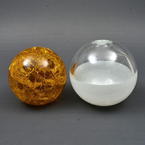 Duas peças decorativas de vidro de Murano: Vaso em vidro incolor e branco leitoso, destaca-se pelo elegante efeito de sobreposição de camadas, criando contraste entre a transparência do cristal e o nú