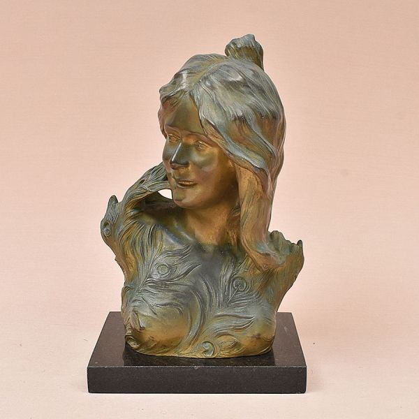 Léopold Pierre Antoine Savine (1861–1934). Elegante escultura Art Nouveau, cerca de 1900 de bronze com pátina em tonalidade verde com dourado representando busto de jovem mulher de expressão serena, c