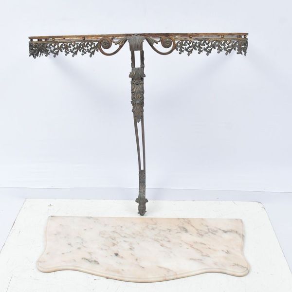Console de parede francês em bronze patinadodo sec. XIX de refinado desenho neoclássico, apresentando estrutura ricamente vazada e ornamentada com volutas, folhagens, rosetas e elementos vegetalistas