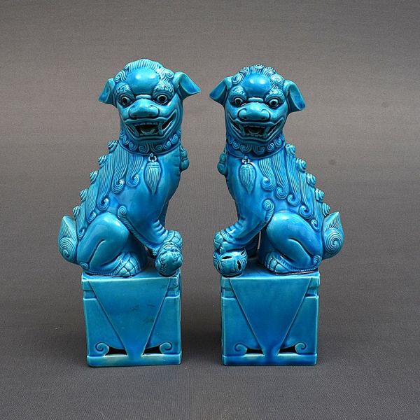 Par de esculturas de porcelana chinesa na cor azul representando Cães de Fó, também conhecidos como "cães da felicidade" ou "cães celestiais", porque só permitem a entrada da energia positiva. Apresen