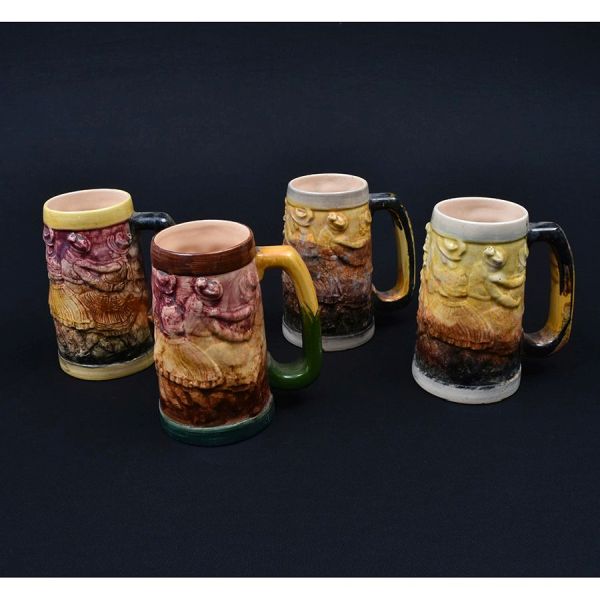 Conjunto de quatro canecas em faiança São Nicolau, São Paulo, modeladas em relevo e decoradas com cenas de caráter popular e festivo, representando casais, músicos e figuras em trajes típicos. Corpos