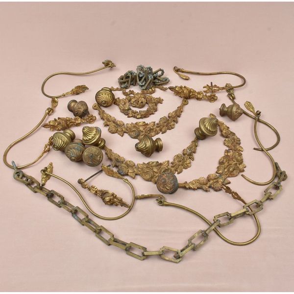 Conjunto de aplicações (apliques) decorativas em bronze dourado usado em montagem de lustres franceses estilo Luís XV/rococó. As peças incluem ramos floridos entalhados com rosas e folhagem, um laço (