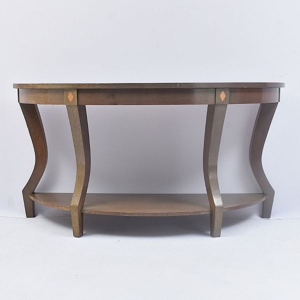 Console meia-lua em madeira com acabamento platinado (patina acinzentada/dourada envelhecida), apoiada sobre quatro pernas curvas em estilo cabriolet, com friso frontal decorado por losangos aplicados