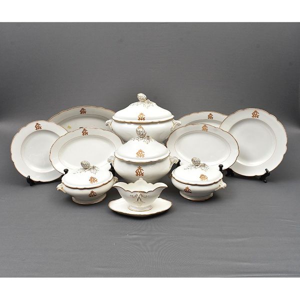 Aparelho de jantar de porcelana francesa na cor branca com frisos em tom de dourado e fuccia. Composto de 44 pratos rasos ( 2 com bicadinho), 23 fundos, 26 de sobremesa (1 com bicadinho), 5 travessas