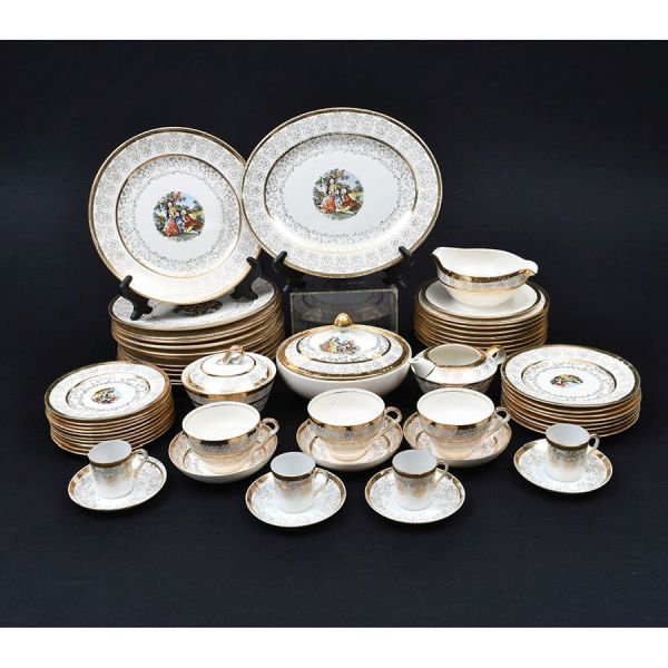 Aparelho de jantar e café de porcelana chinesa. Decorado com arabescos em dourado sobre fundo creme. Interior com pintura com cena de galanteio. Composto de 12 pratos rasos, 8 fundos, 1 legumeira, 1 t