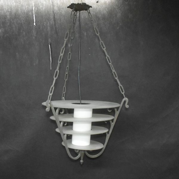 Lustre de teto Art Déco, confeccionado em ferro forjado e vidro satinê, apresentando desenho geométrico de grande elegância. A estrutura metálica é composta por braços curvos em volutas estilizadas, s